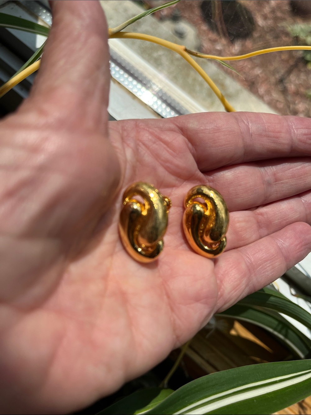 Napier Gold Tone Ying Yang Commas Screw Back Earrings Brushed/Smooth Signed Vtg